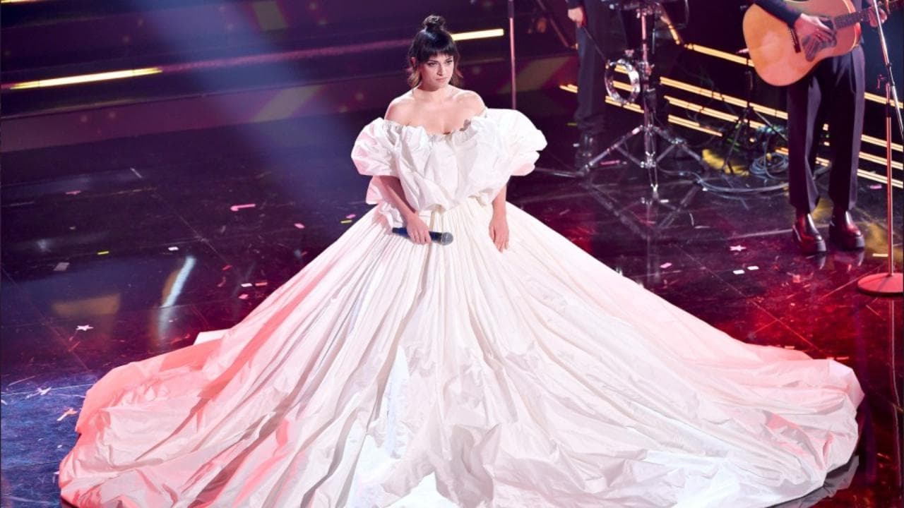Sanremo 2021, abiti da sposa e paillettes: i look più commentati sui social