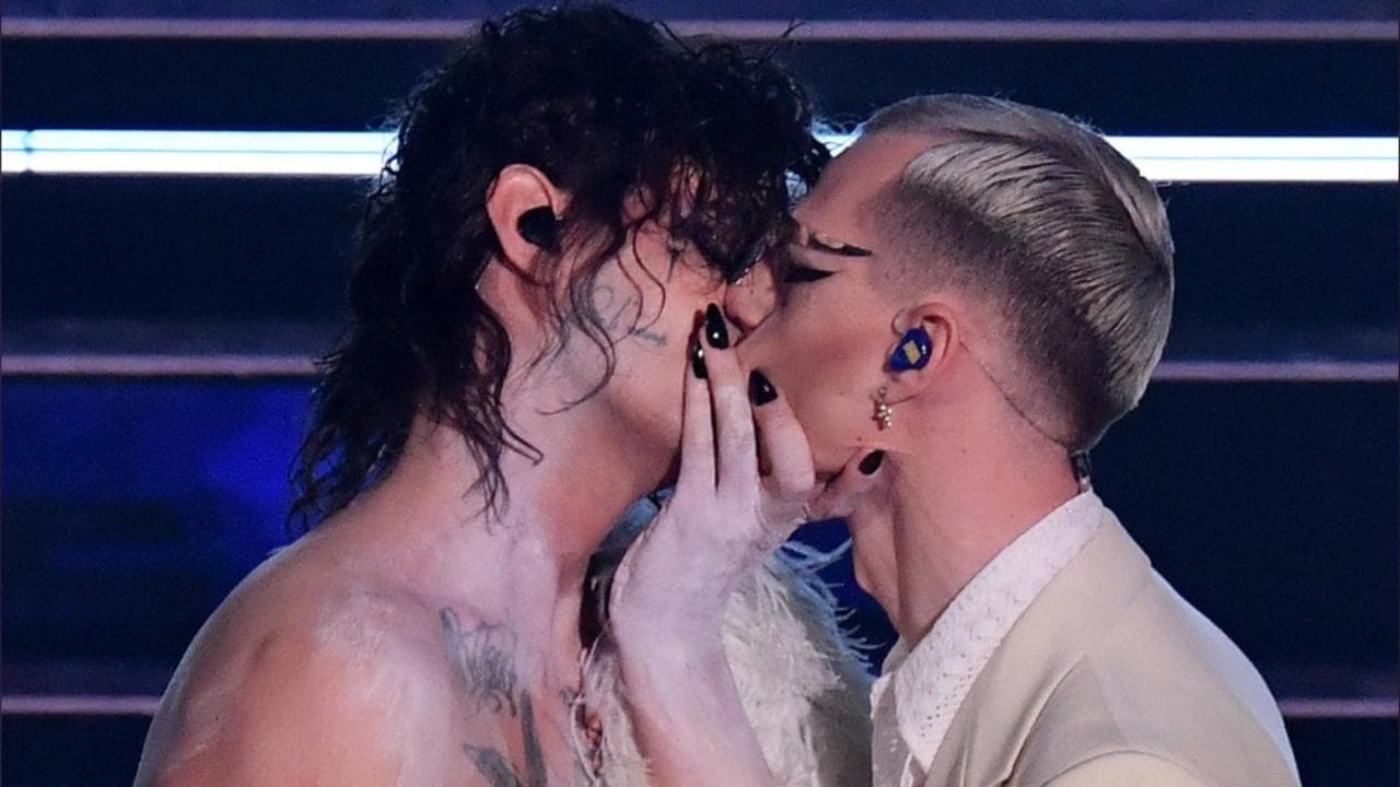 Sanremo, il bacio di Achille Lauro fa impazzire i social: "È ora di legalizzare il matrimonio gay"