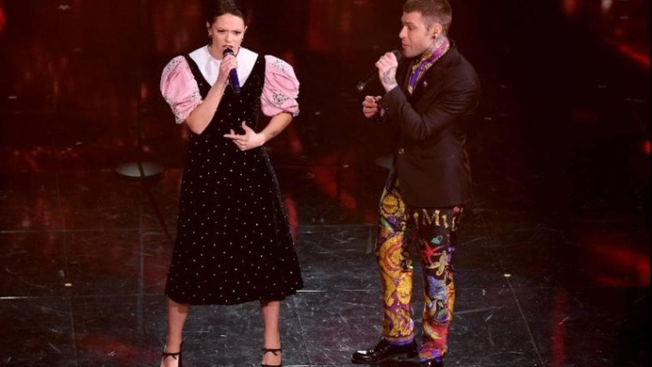 Sanremo 2021, fiori per Fedez e Agnelli. I social approvano: "Finalmente anche agli uomini"