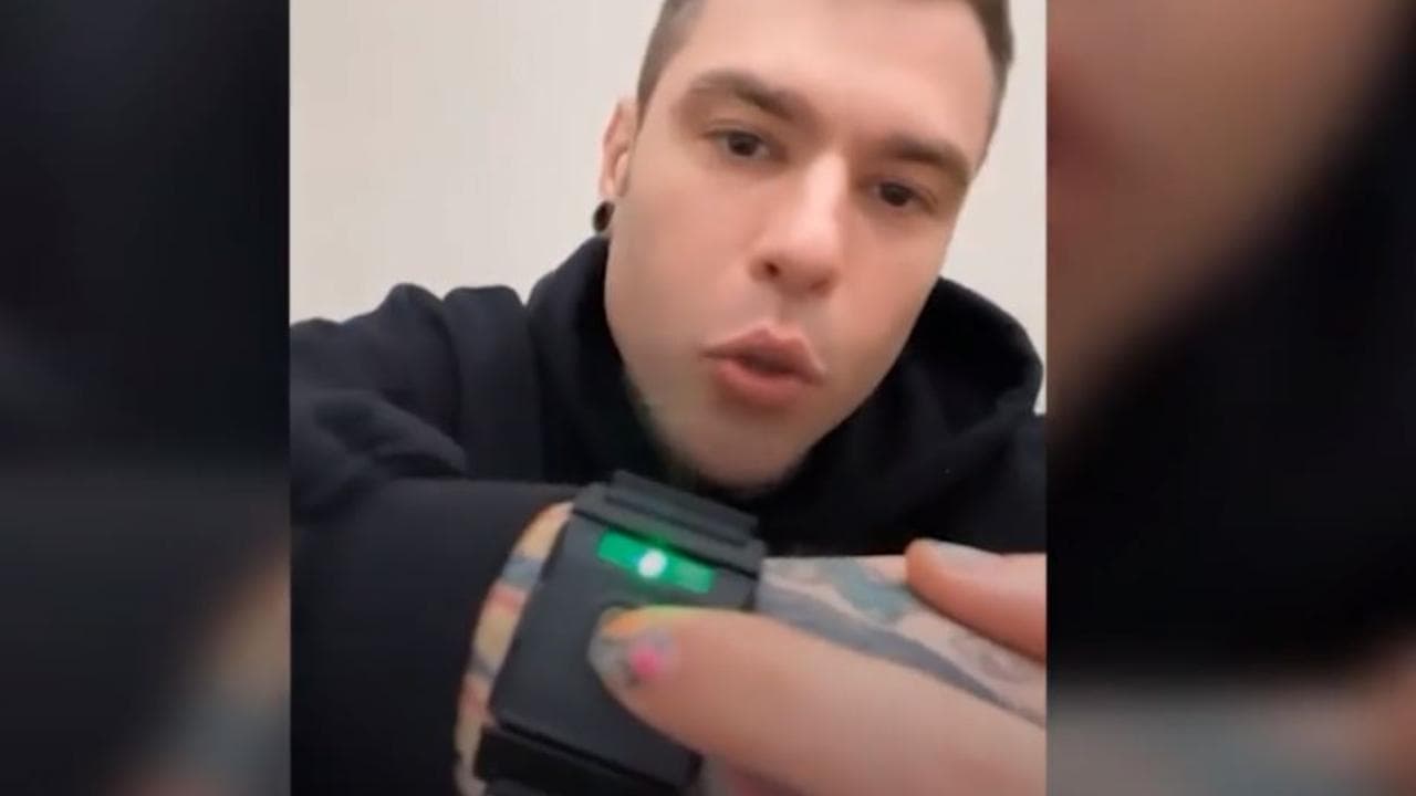 Sanremo 2021, Fedez e i bracciali anti ansia: "Solo effetto placebo", secondo gli psichiatri