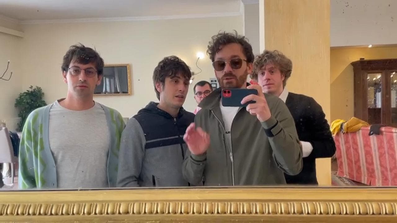 Sanremo 2021, Lo Stato Sociale per Repubblica: ritornello di 'Combat pop' davanti allo specchio