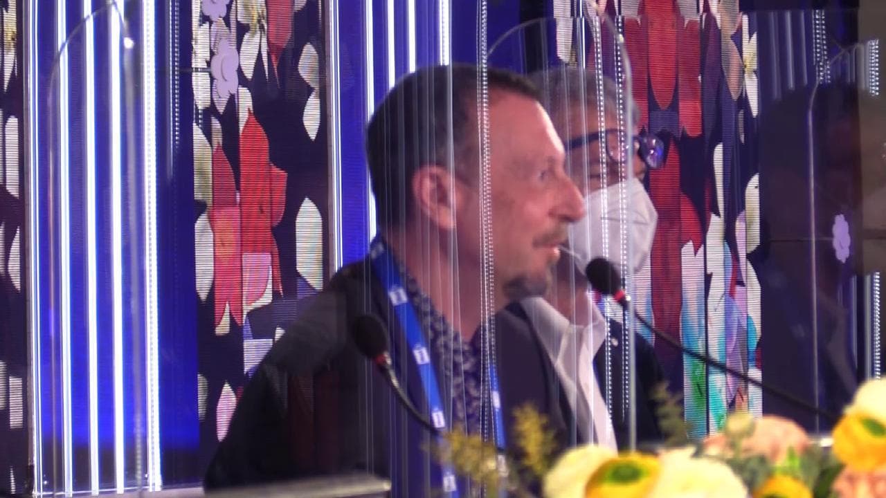 Sanremo 2021, Amadeus commenta il palloncino fallico in platea: "Non avevo controllato"