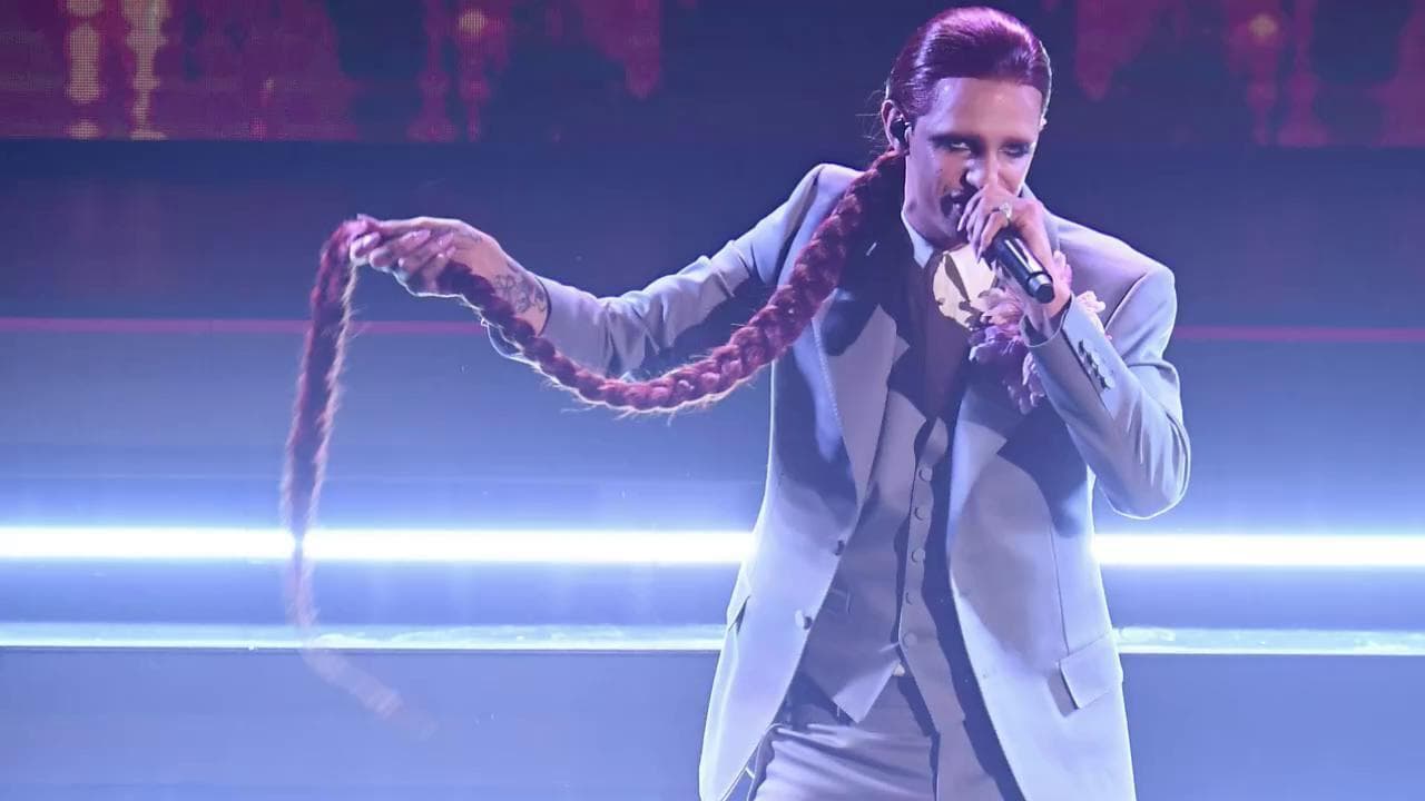 Sanremo 2021, treccia rossa e trucco nero: Achille Lauro come Mina (e mette tutti d'accordo)