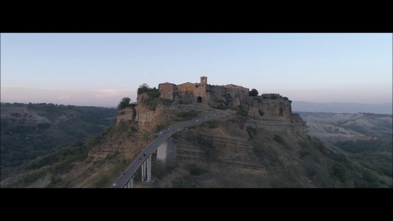 Civita di Bagnoregio, la "città che muore" nella Valle dei Calanchi: le immagini riprese dal drone