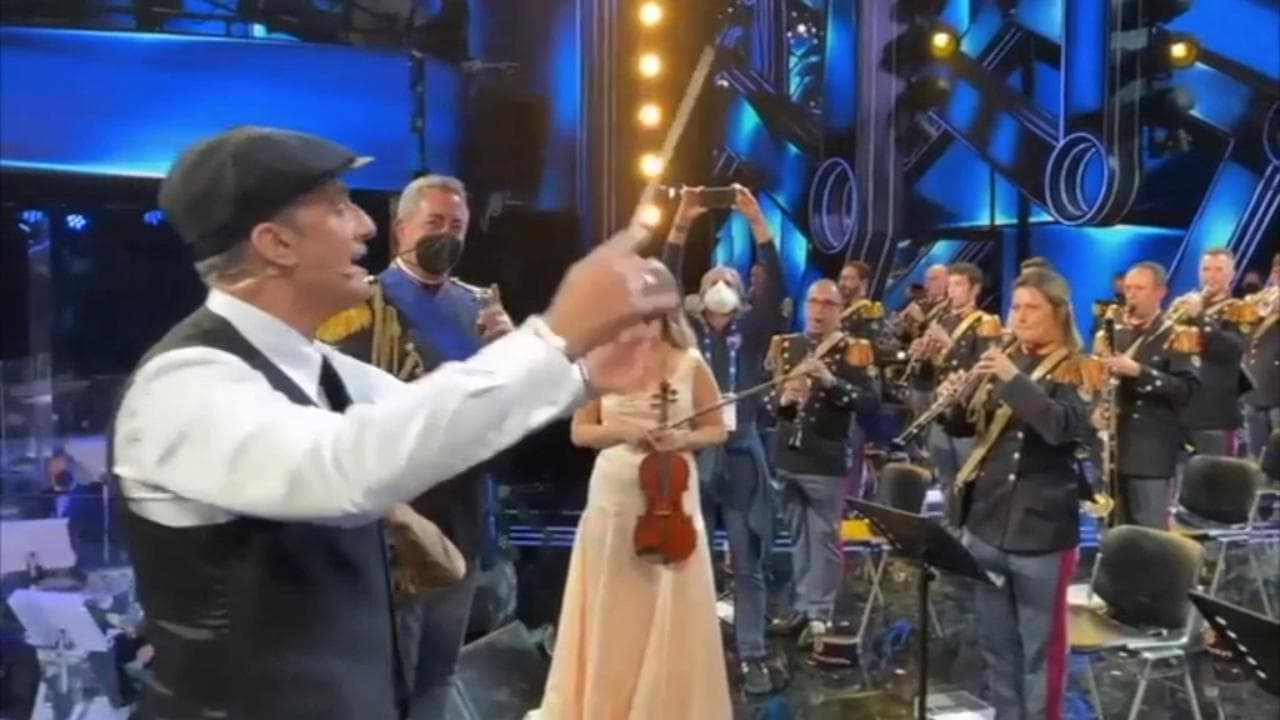 Sanremo 2021, sorpresa sul palco dell'Ariston: Fiorello 'dirige' la Banda musicale della Polizia