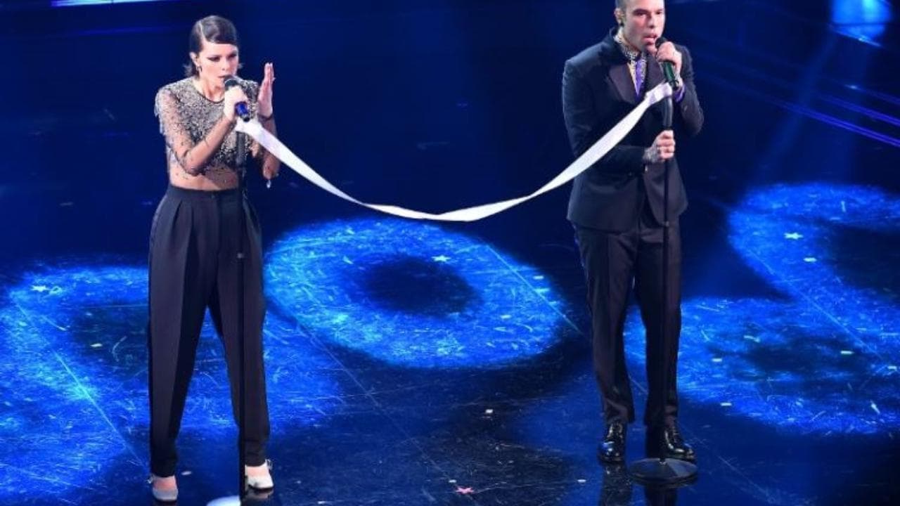 Sanremo 2021, il tifo di Chiara Ferragni e il messaggio "nascosto" della camicia di Fedez