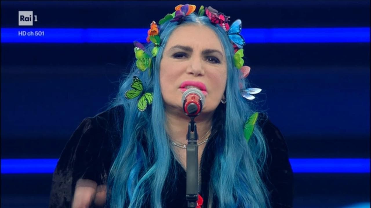 Sanremo 2021, Loredana Bertè porta sul palco le scarpe rosse contro il femminicidio: "Al primo schiaffo denunciate"