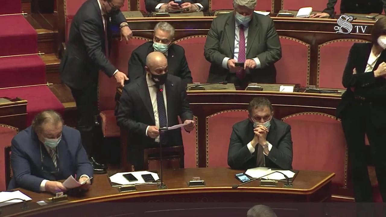 Fiducia, Paragone vs Draghi: "Lei è un incappucciato della finanza". E la presidente Casellati lo richiama