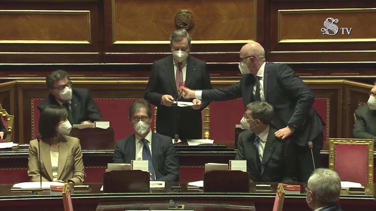 Governo, problemi con il microfono per Draghi: "Devo ancora imparare"