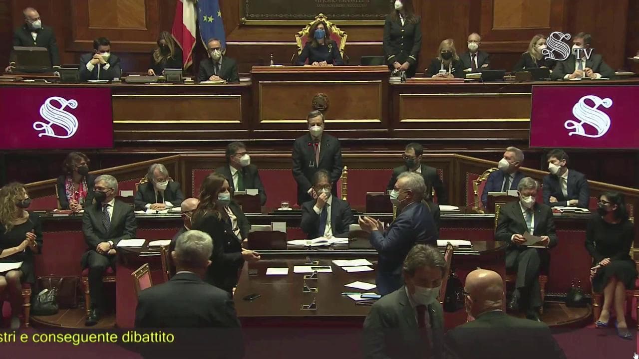 Governo, il 'fuorionda' di Draghi tra gli applausi: "Mi dite voi quando posso sedermi?"