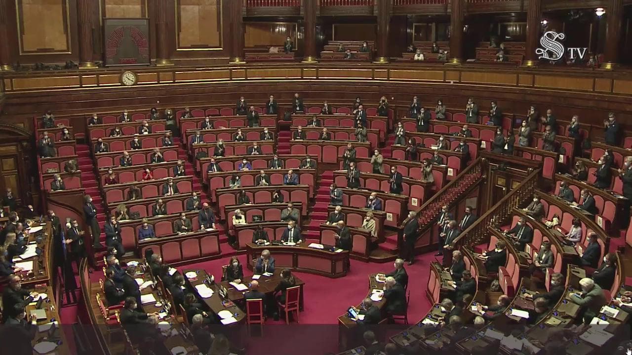 Governo, Draghi ringrazia Conte: in aula applausi, standing ovation ma anche 'buu' polemici