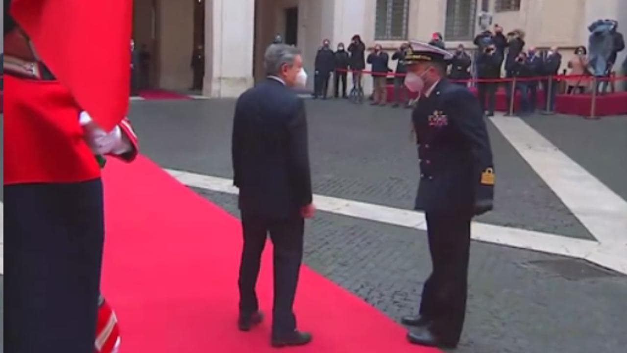 Draghi sbaglia cerimoniale e non si ferma davanti al tricolore.