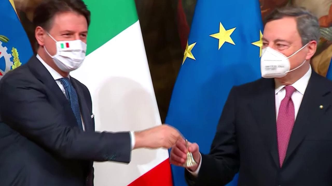 Il passaggio di consegne tra Conte e Draghi, l'ex-presidente della Bce riceve la campanella