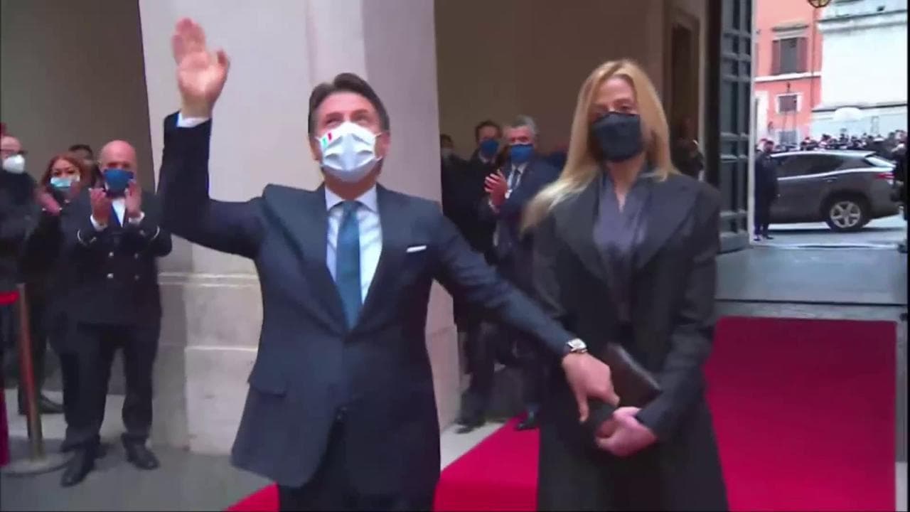 Governo, applausi per Conte dai dipendenti di Palazzo Chigi. Poi esce mano nella mano con la compagna