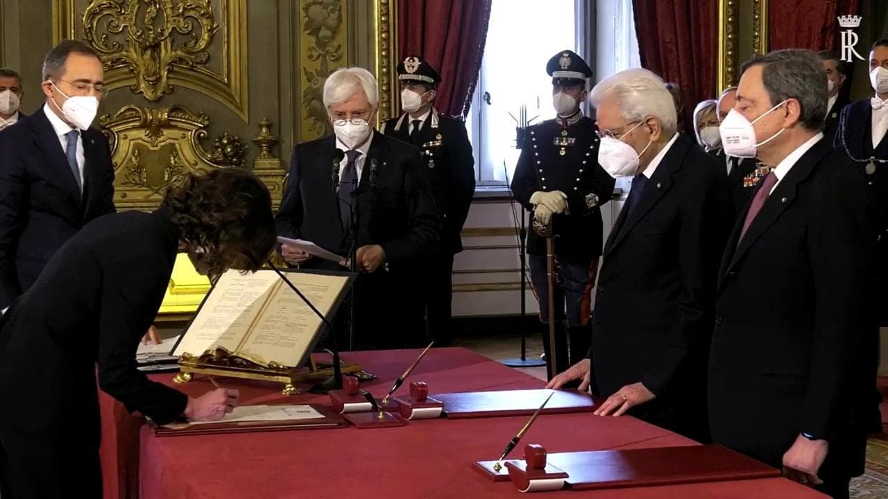 Governo, Gelmini prova a pronunciare il giuramento a memoria ma non ricorda le parole