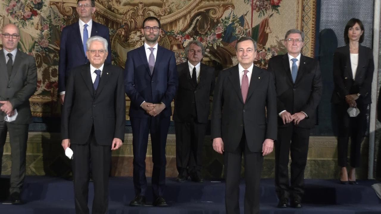 Governo Draghi, la foto di rito col distanziamento dei nuovi ministri