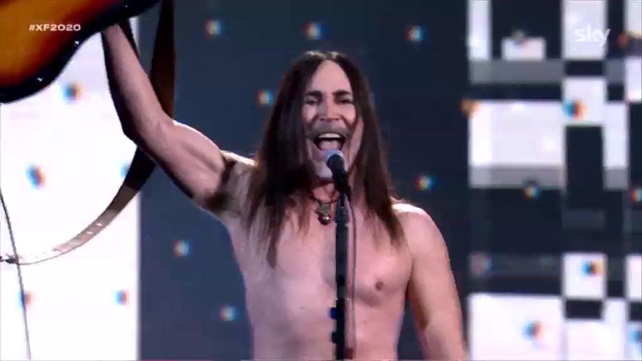 X Factor 2020, Manuel Agnelli scatenato: canta a petto nudo e ruba la scena