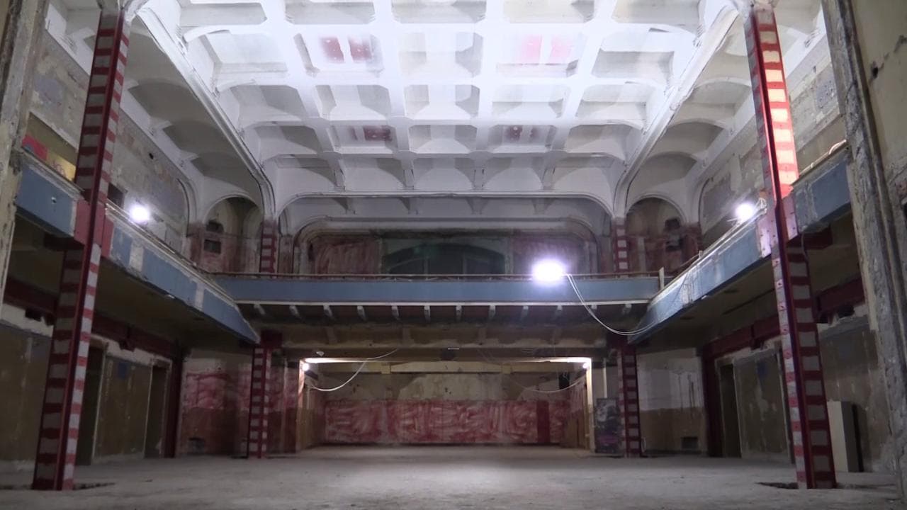 Bologna, il cinema in piazza si accomoda in sala: torna il Modernissimo
