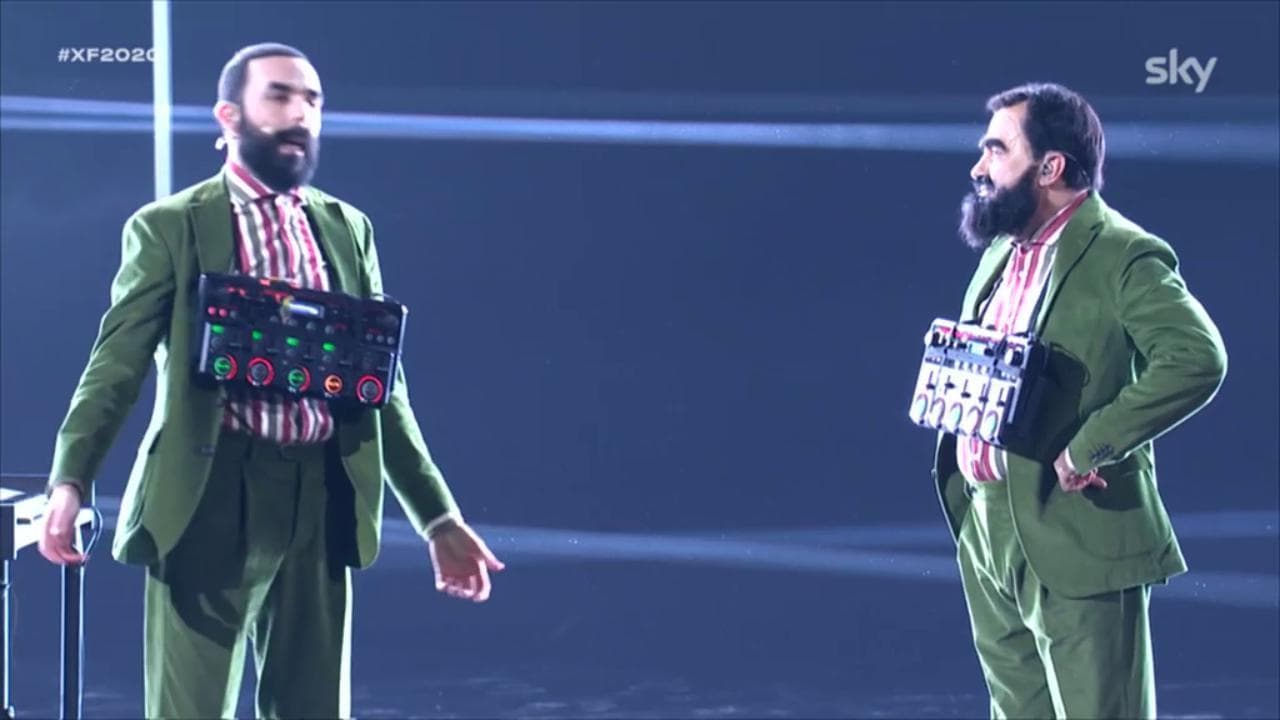 X Factor, Elio sul palco con N.A.I.P. che diventa "Noi Abbiamo I Peli"
