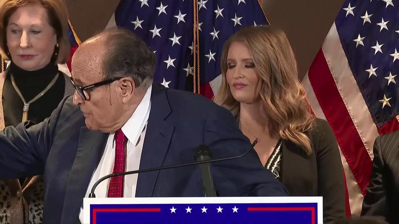 Social spietati contro Rudolph Giuliani: suda in conferenza stampa e gli cola la tinta dei capelli