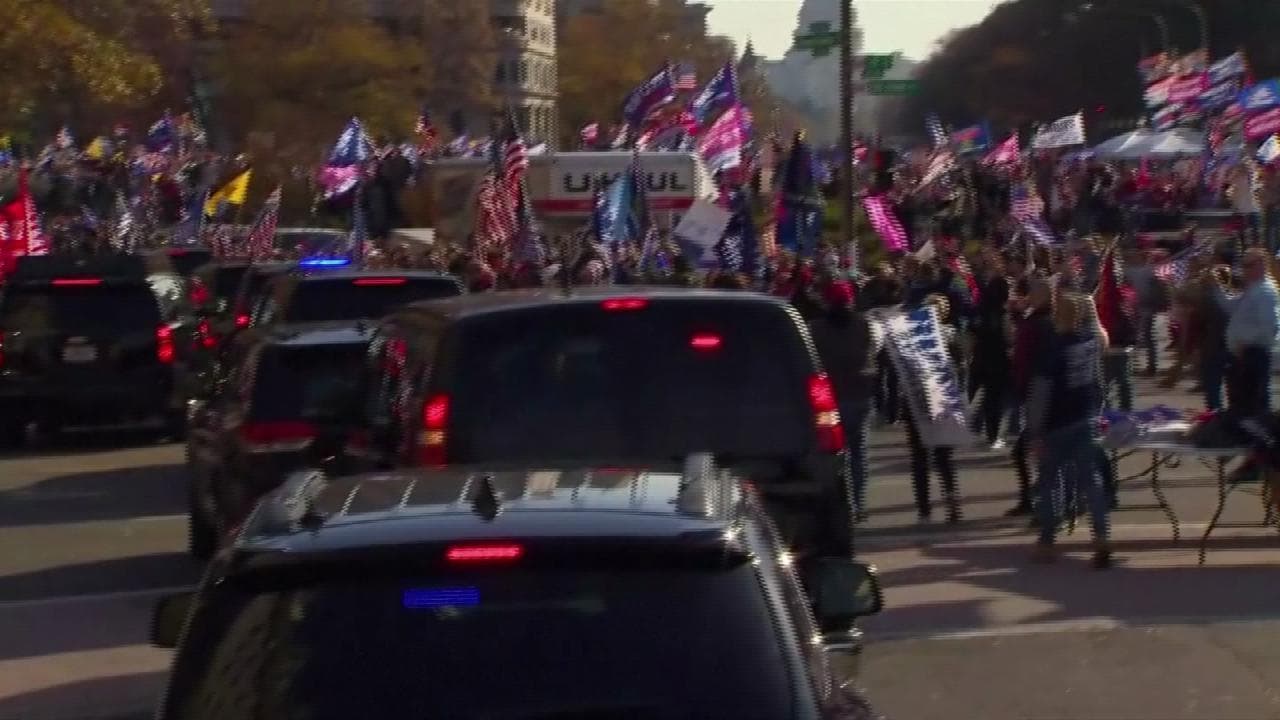 Washington, Trump va a giocare a golf: acclamato da folla di sostenitori in strada