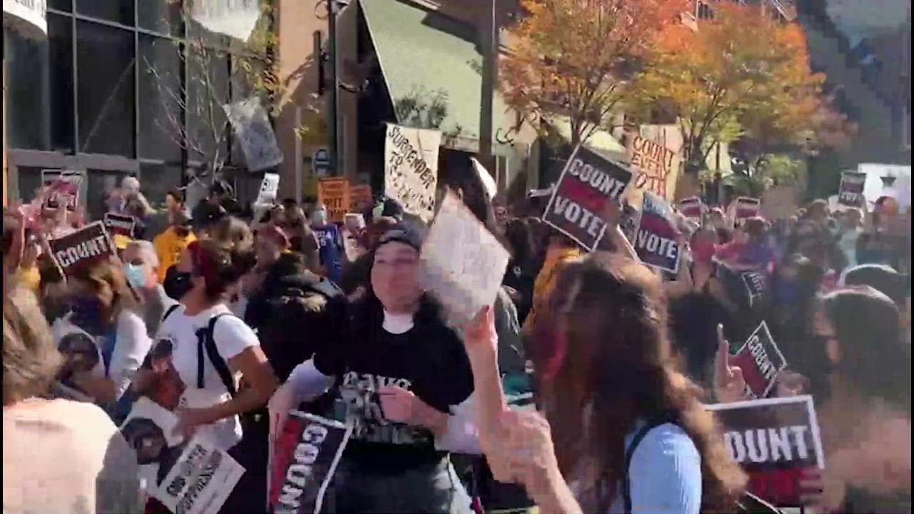 Philadelphia: i supporters di Biden ballano scatenati davanti ai trumpiani ammutoliti