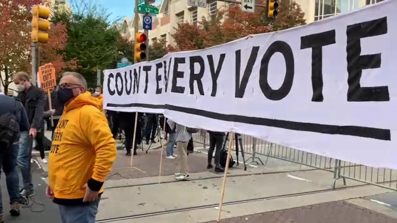 Usa 2020, al Convention Center di Philadelphia si contano le ultime schede. L'attesa dei sostenitori di Biden