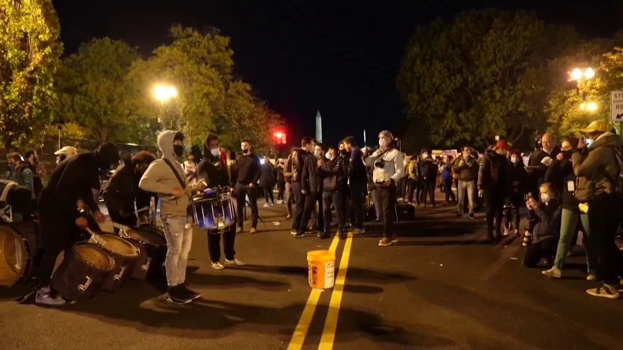 Usa, centinaia di persone protestano sotto la Casa Bianca: un enorme cartello "Remove Trump"