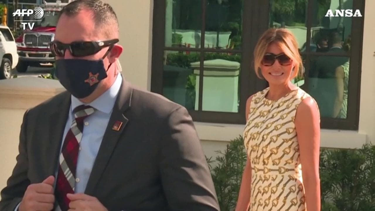 Usa 2020, Melania Trump ai seggi con abito Gucci ma senza Donald e mascherina