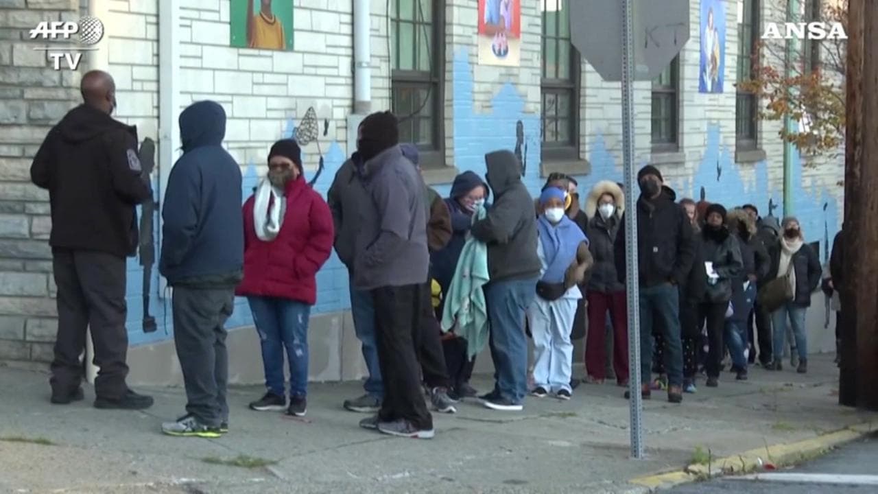 Usa 2020, code ai seggi in Pennsylvania: le persone in fila attendono il proprio turno