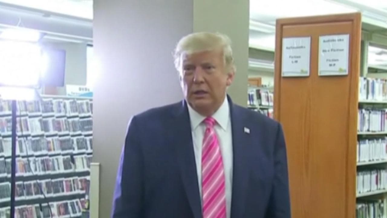 Elezioni Usa, Trump ha già votato in un seggio in Florida: “Il voto postale non è altrettanto sicuro”