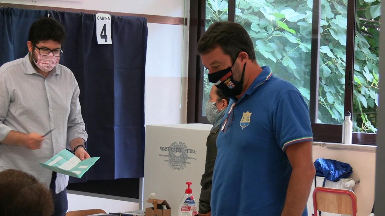 Salvini al voto dimentica il protocollo anticovid: "Non ho sanificato le mani? Lo farò adesso"