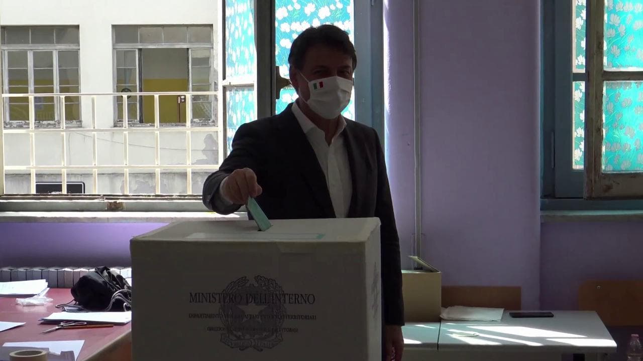 Referendum, Conte al seggio: "Spero nell'ampia partecipazione dei cittadini"