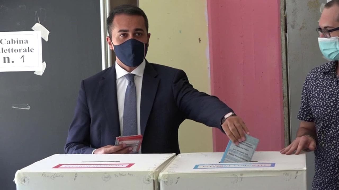 Elezioni, Di Maio vota per il referendum: "Questa è la scheda più importante. Aspettiamo da 30 anni"