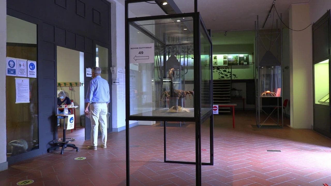 Referendum, a Bergamo si vota nel museo: gli elettori tra le teche
