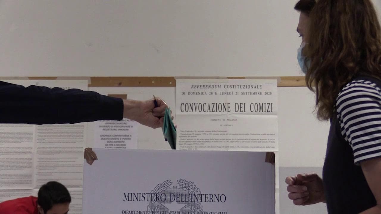 Referendum, l'apertura dei seggi a Milano fra gel e mascherine: "Eravamo in tensione ma felici di poter votare"