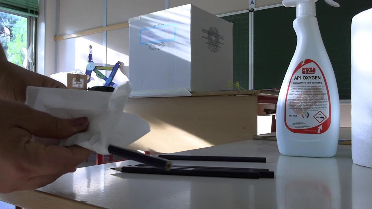 Referendum, i preparativi nel seggio elettorale di Milano: disinfettante per matite e due votanti alla volta