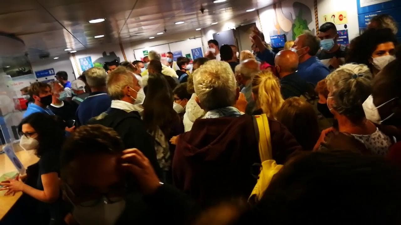 Civitavecchia, assembramento per scendere dalla nave: un impiegato prende in mano la situazione
