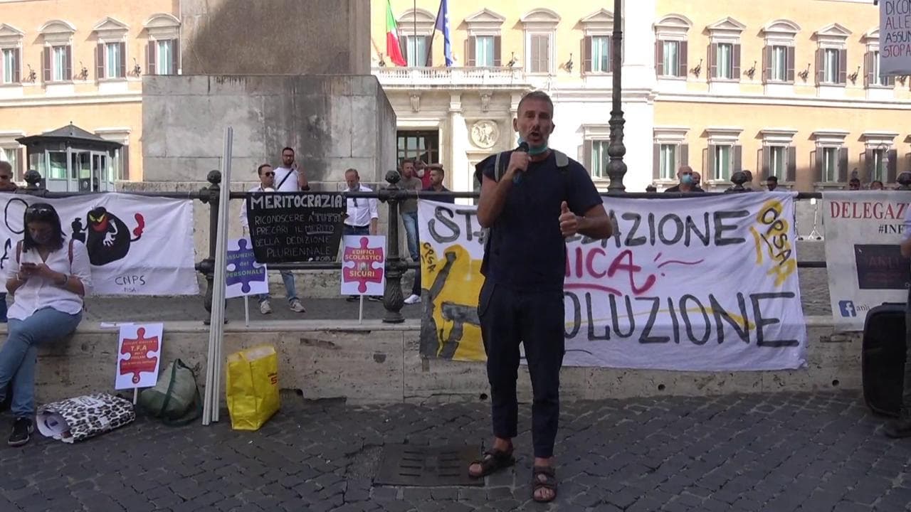 Scuola, precari in piazza a Roma: "Basta docenti usa e getta, assunzioni subito"