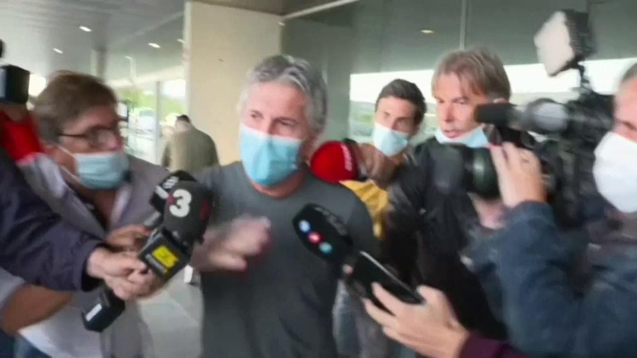 Barcellona, il padre di Leo Messi arriva all'aeroporto: la fuga dai giornalisti