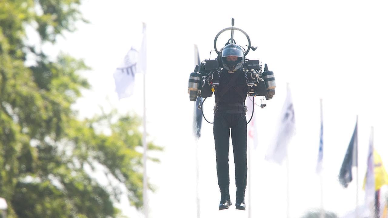 Los Angeles, vola con jet pack sopra l'aeroporto: l'allarme dei piloti alla torre di controllo