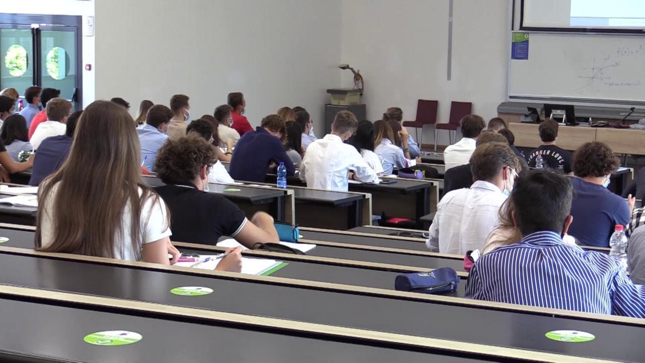 Università, riprendono le lezioni alla Bocconi di Milano, le matricole: "Non eravamo più abituati"