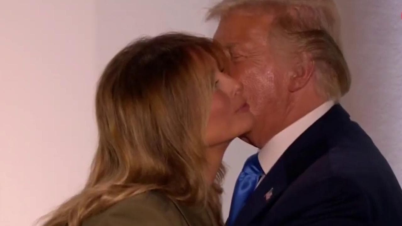 Convention repubblicana, Trump e il bacio sulla guancia a Melania