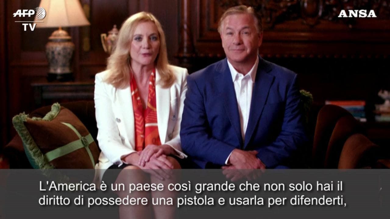 Usa 2020, i McCloskey alla convention repubblicana: "Noi armi in pugno contro quella folla selvaggia perché è nostro diritto"