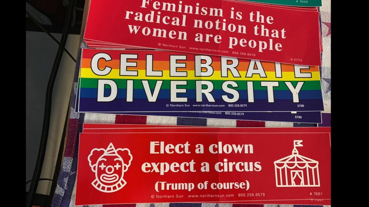 Usa 2020, spillette, cappelli e sticker: tutti i gadget della convention democratica