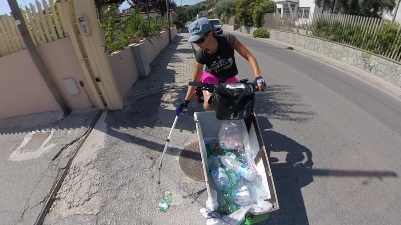 "Giro l'Italia con una bici-cargo per ripulirla dalla plastica": la sfida green dell'olandese Myra
