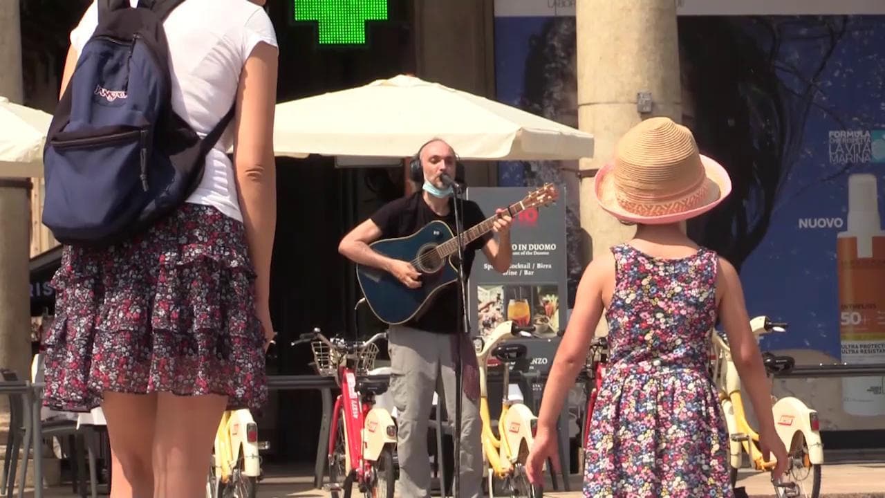 Fase 3, gli artisti di strada tornano nelle piazze di Milano dopo quattro mesi: “E' spiazzante, non eravamo più abituati”