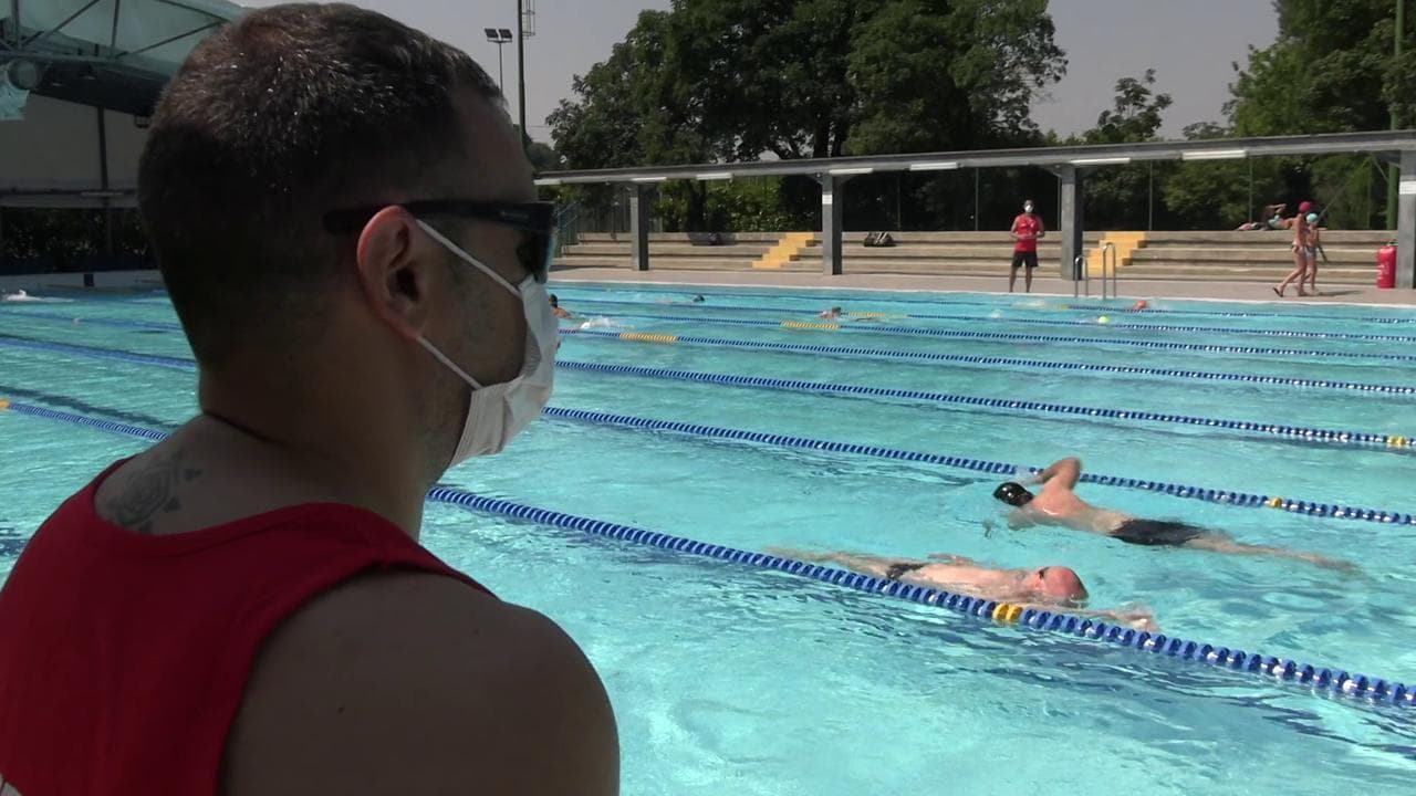 Fase 2, riaprono le piscine a Milano: ingressi contingentati e a bordo vasca con le mascherine
