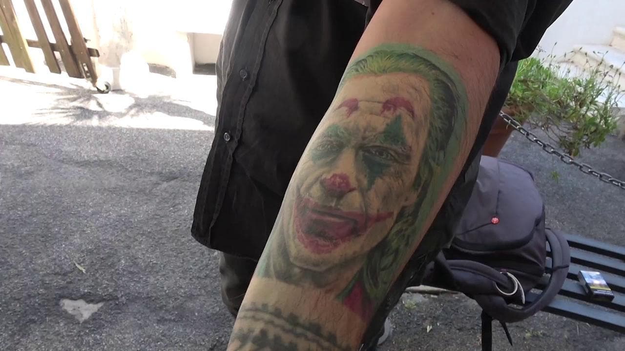 Fase 2, camici monouso e visiera: i tatuatori sembrano chirurghi