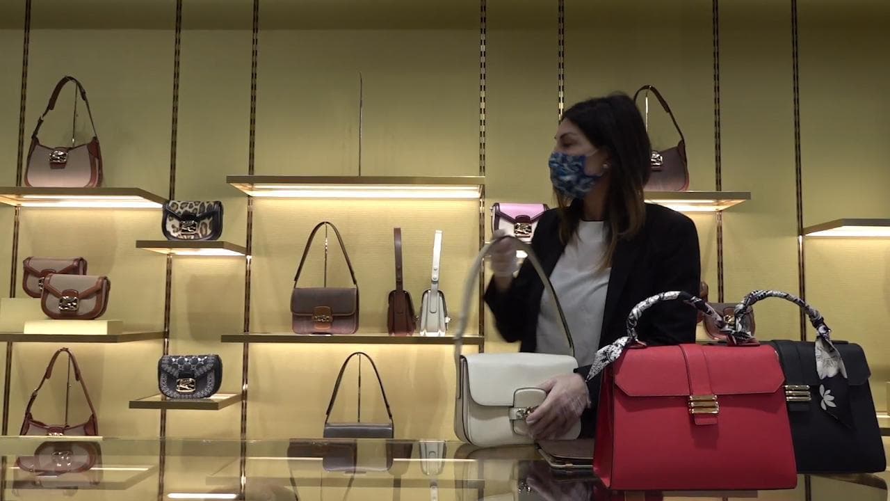 Milano, lo shopping di lusso nella 'Fase 2': in via Montenapoleone abiti sanificati e accessi ancora più limitati